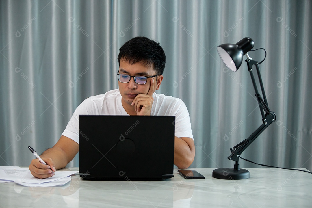 Homem jovem mexendo notebook sobre escritório