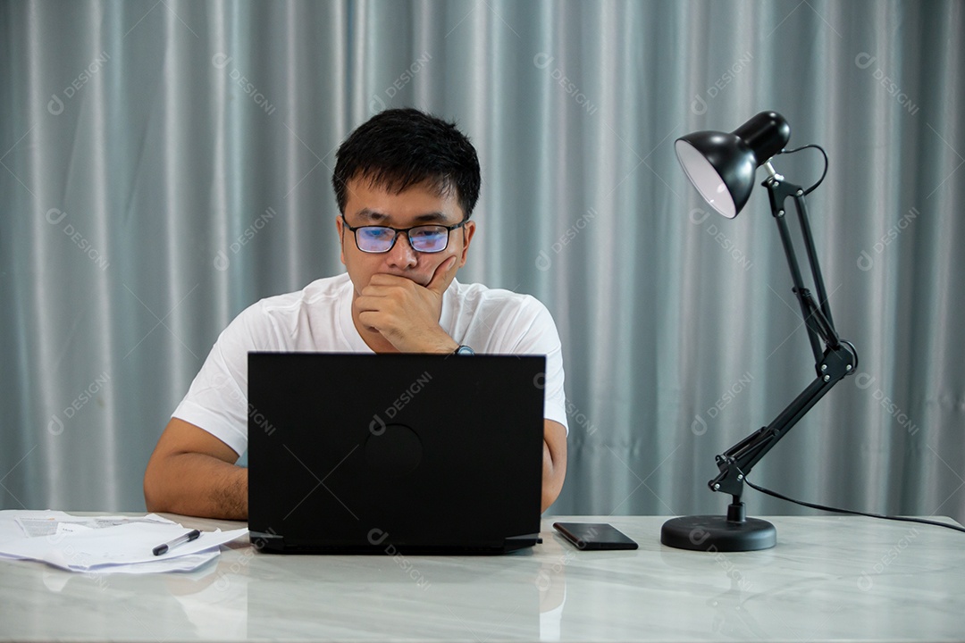 Homem jovem mexendo notebook sobre escritório