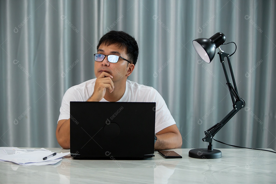 Homem jovem mexendo notebook sobre escritório