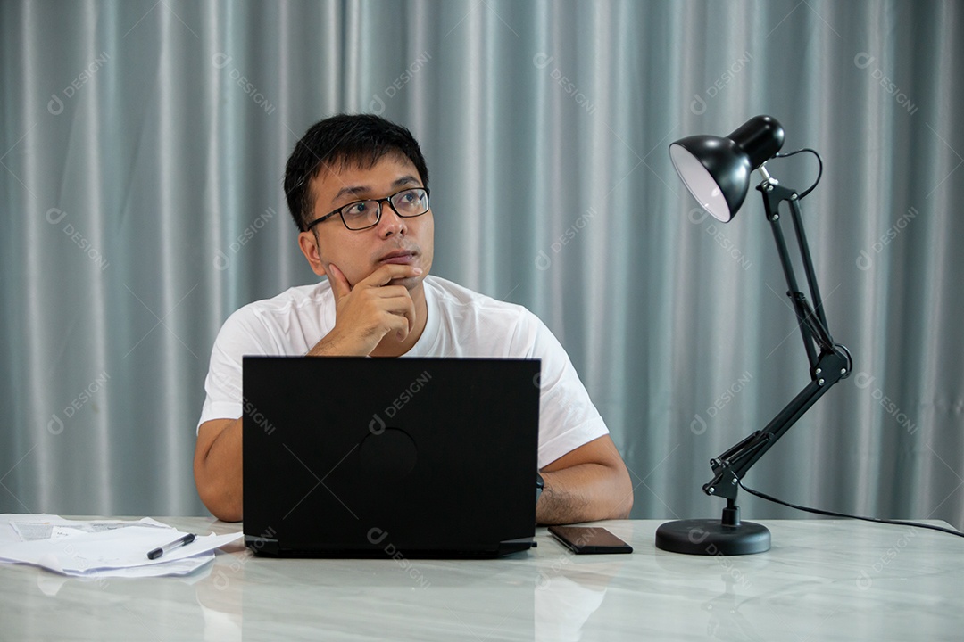 Homem jovem mexendo notebook sobre escritório
