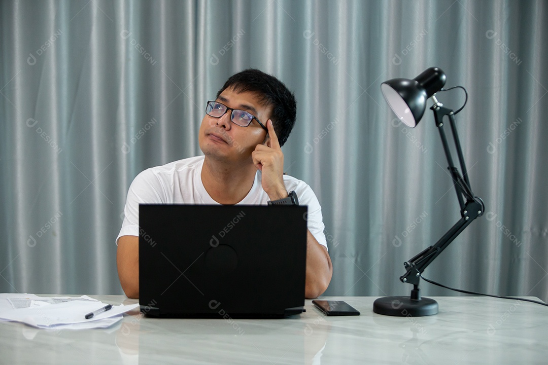 Homem jovem mexendo notebook sobre escritório