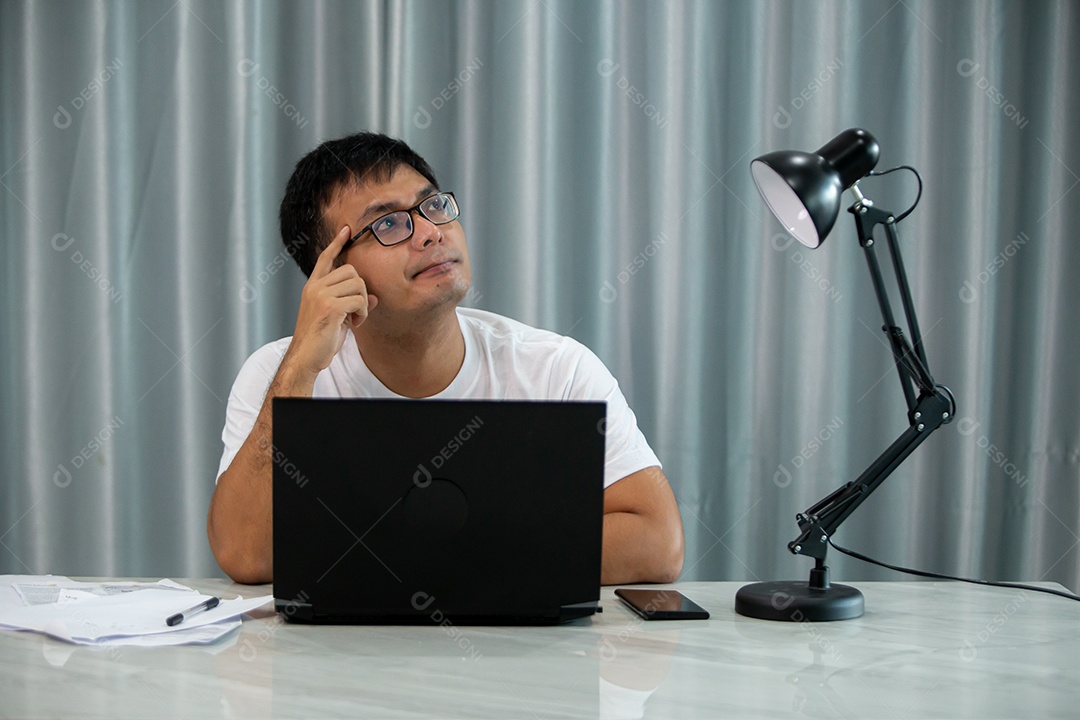 Homem jovem mexendo notebook sobre escritório