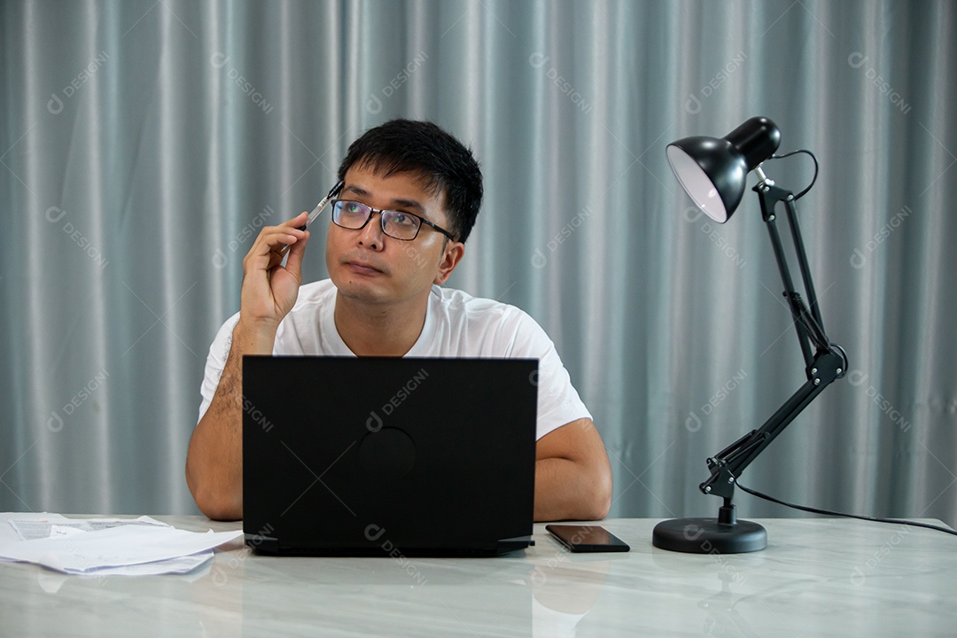 Homem jovem mexendo notebook sobre escritório