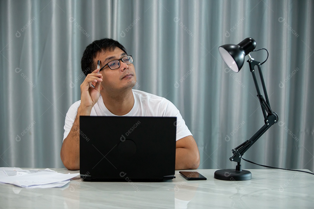 Homem jovem mexendo notebook sobre escritório