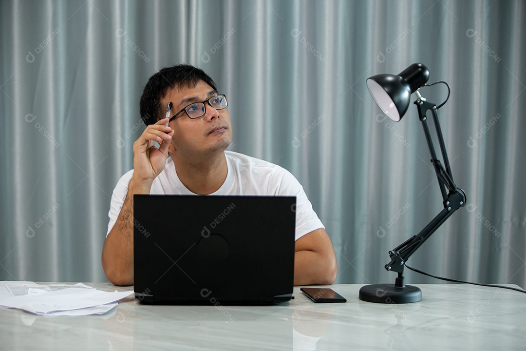 Homem jovem mexendo notebook sobre escritório