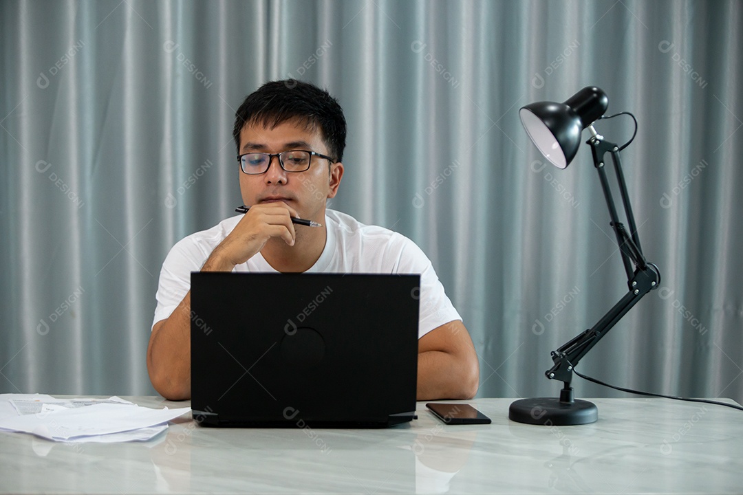 Homem jovem mexendo notebook sobre escritório