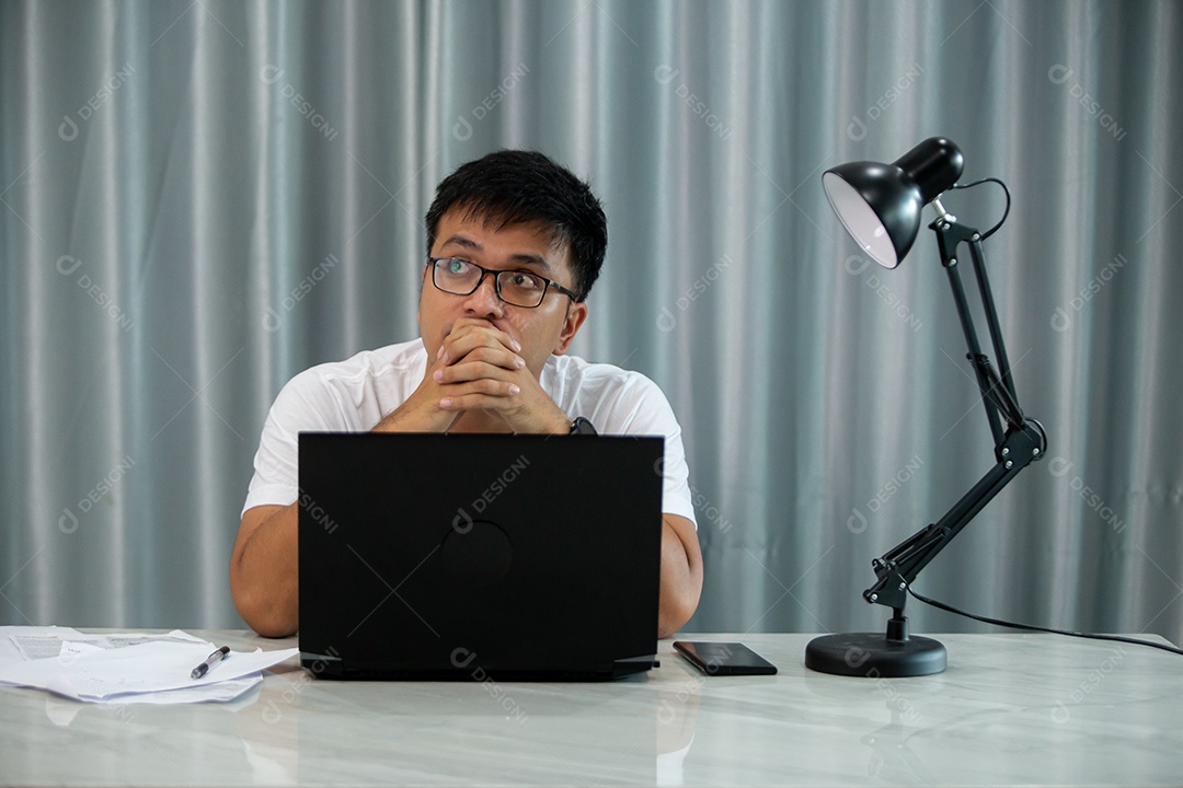 Homem jovem mexendo notebook sobre escritório