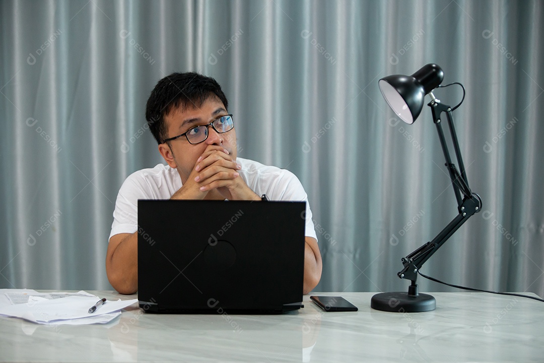 Homem jovem mexendo notebook sobre escritório