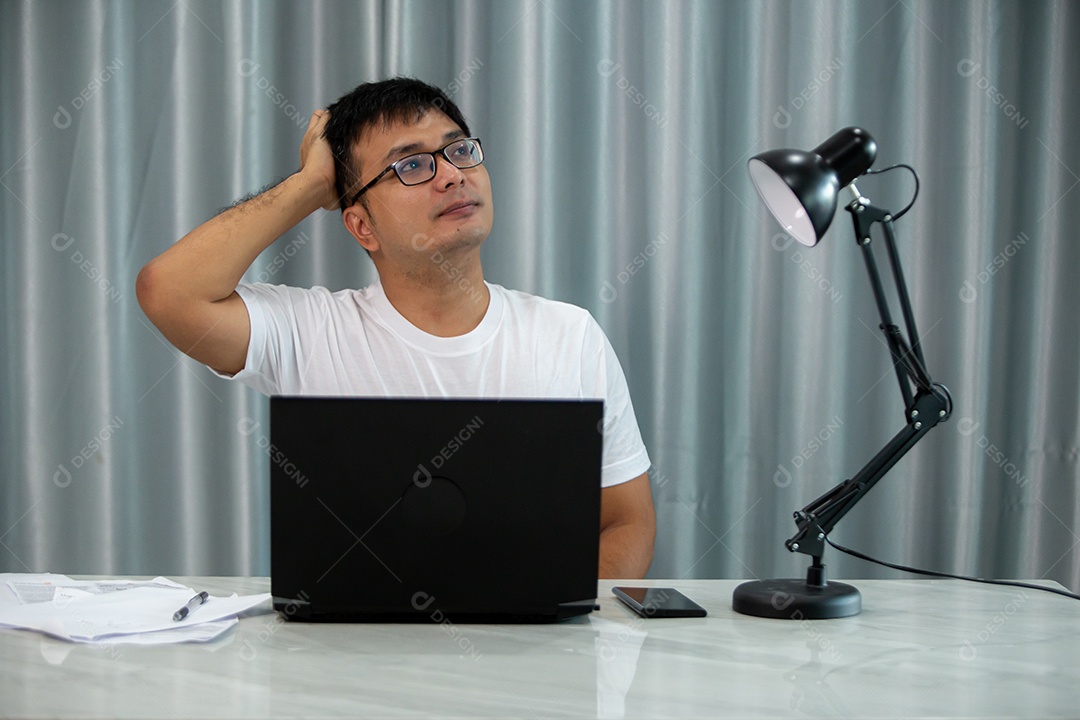 Homem jovem mexendo notebook sobre escritório