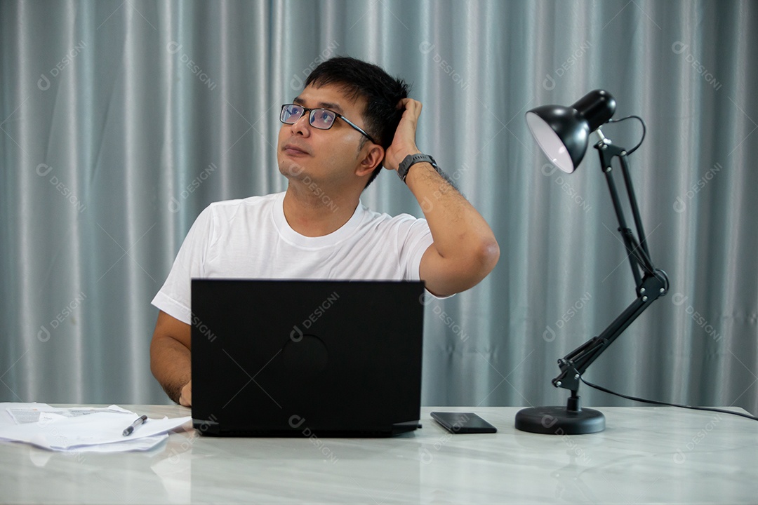 Homem jovem mexendo notebook sobre escritório