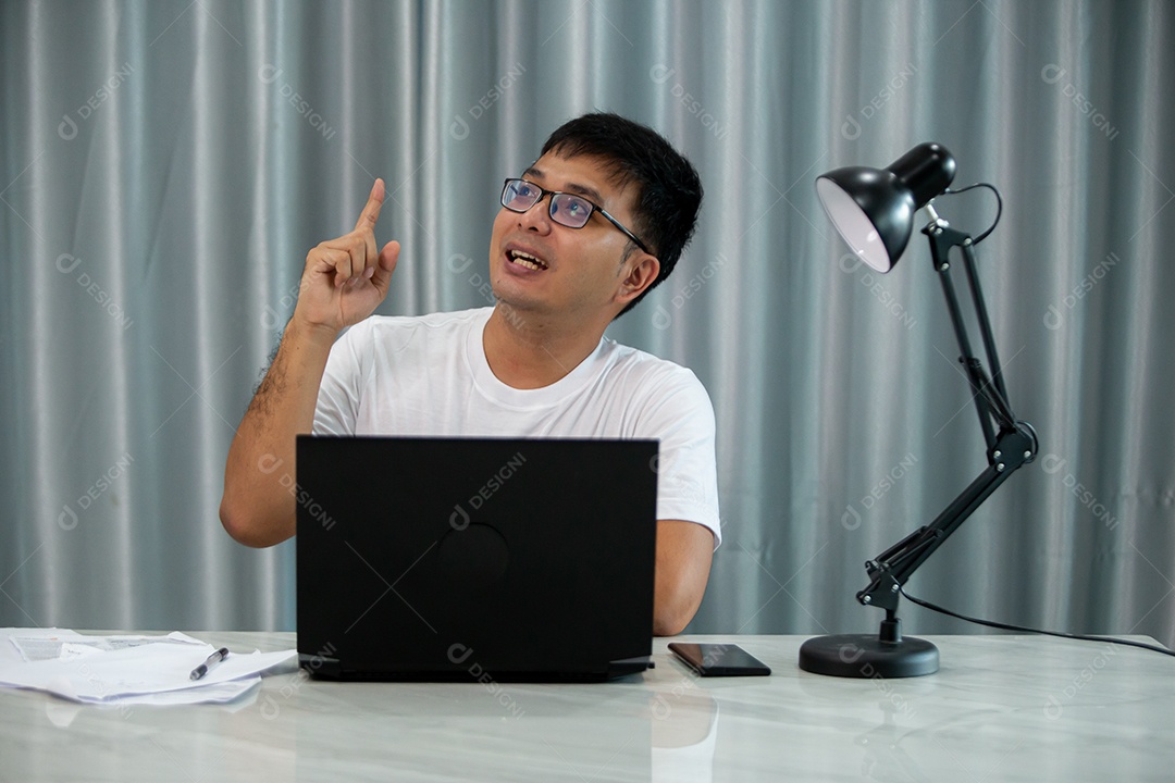 Homem jovem mexendo notebook sobre escritório