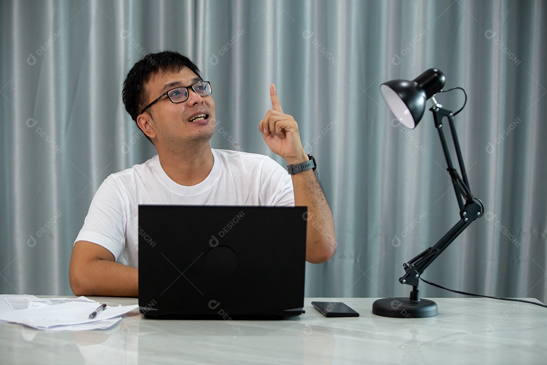 Homem jovem mexendo notebook sobre escritório