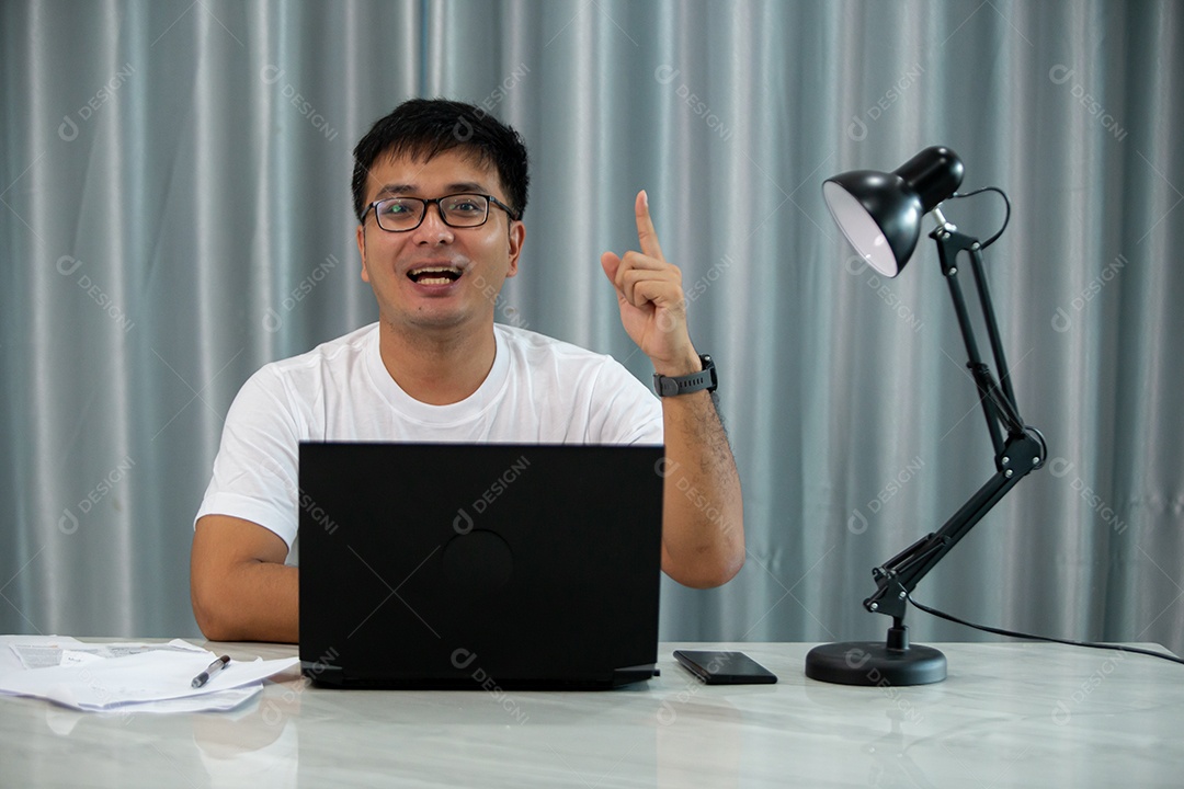 Homem jovem mexendo notebook sobre escritório