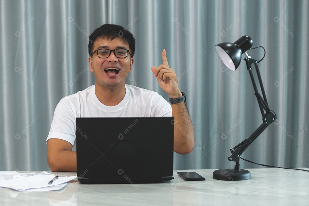 Homem jovem mexendo notebook sobre escritório