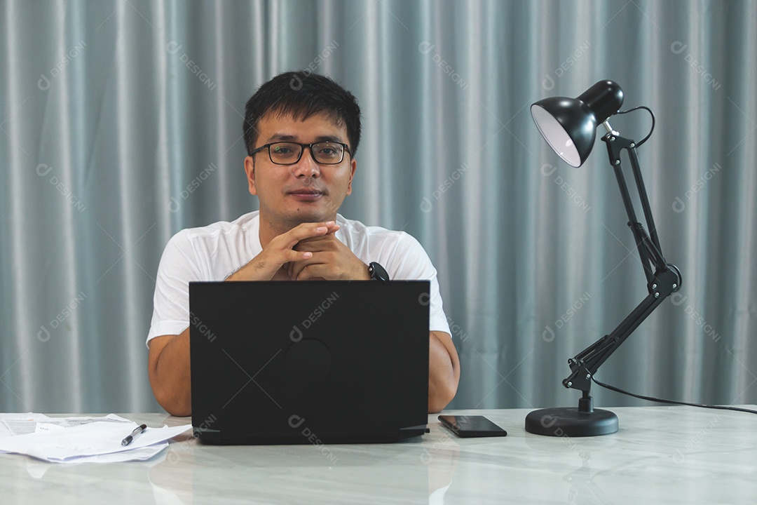 Homem jovem mexendo notebook sobre escritório