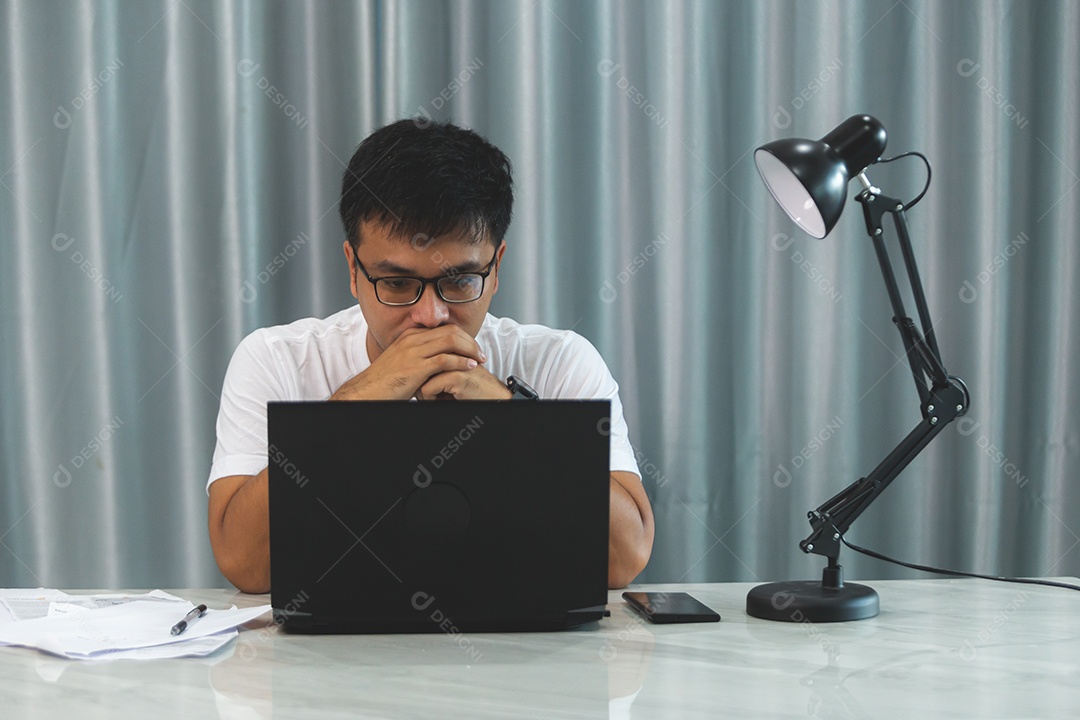 Homem jovem mexendo notebook sobre escritório