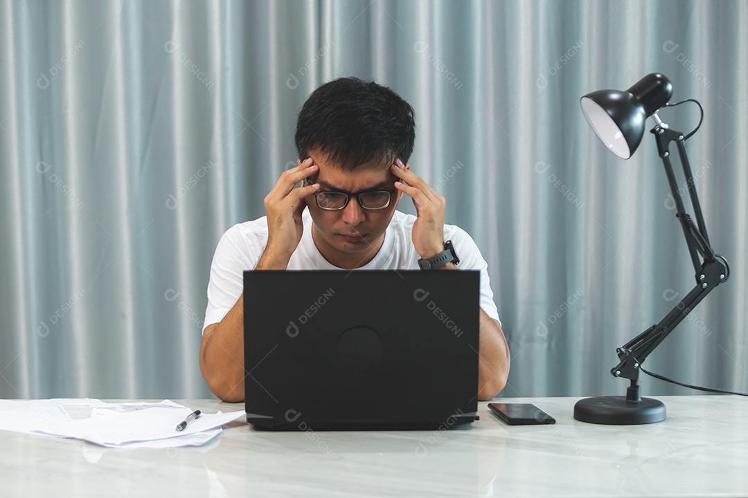 Homem jovem mexendo notebook sobre escritório