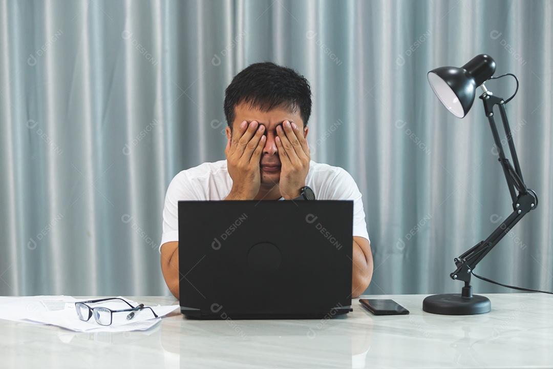 Homem jovem mexendo notebook sobre escritório