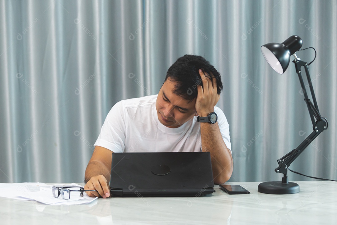 Homem jovem sobre escritório mexendo notebook