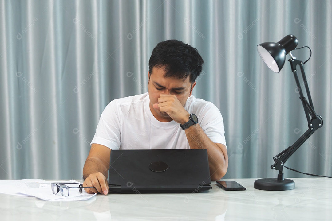 Homem jovem sobre escritório mexendo notebook