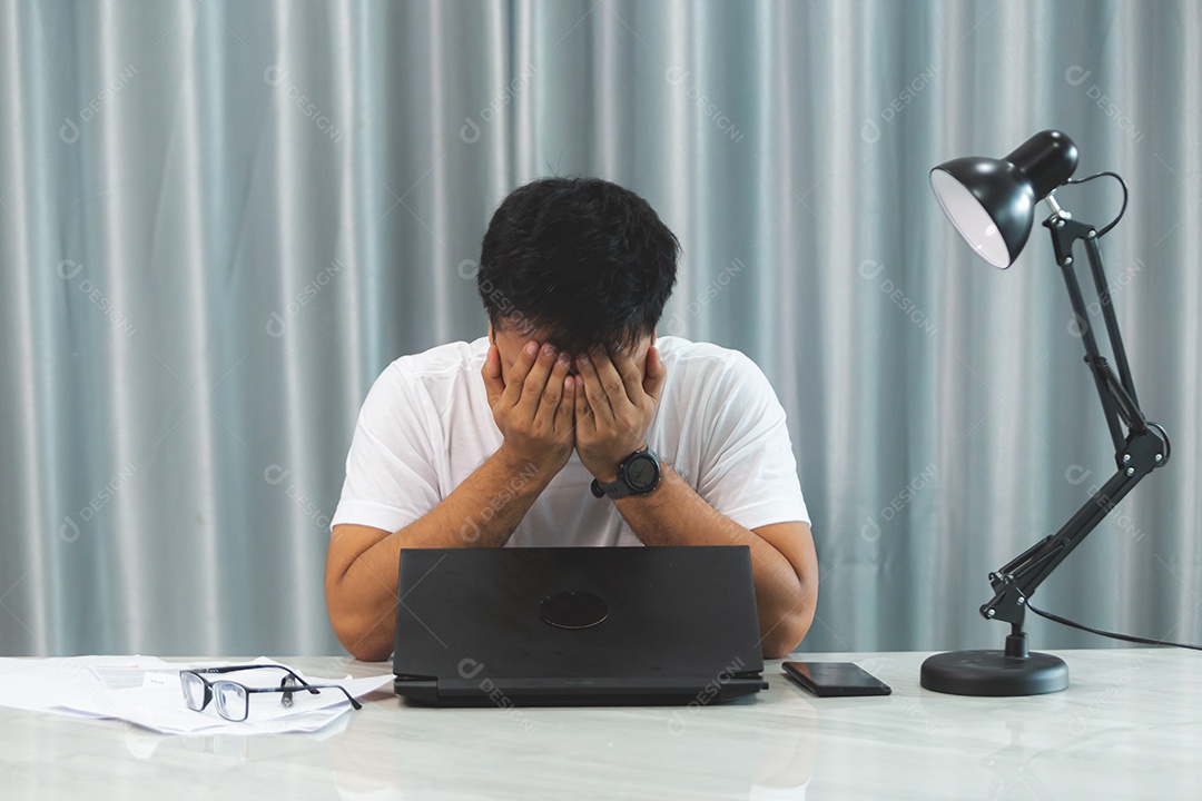 Homem jovem sobre escritório mexendo notebook