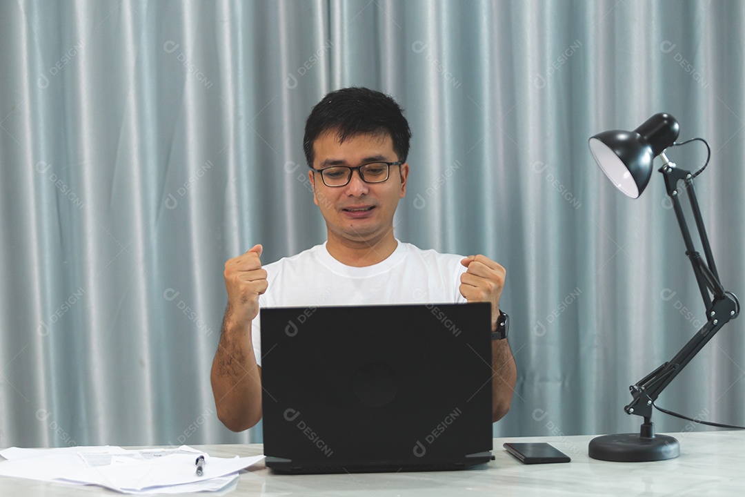Homem jovem sobre escritório mexendo notebook