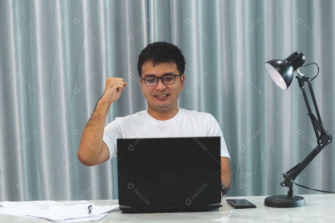 Homem jovem sobre escritório mexendo notebook
