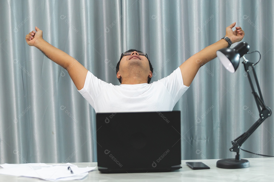 Homem jovem sobre escritório mexendo notebook