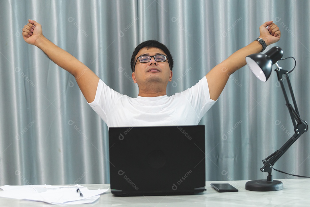 Homem jovem sobre escritório mexendo notebook