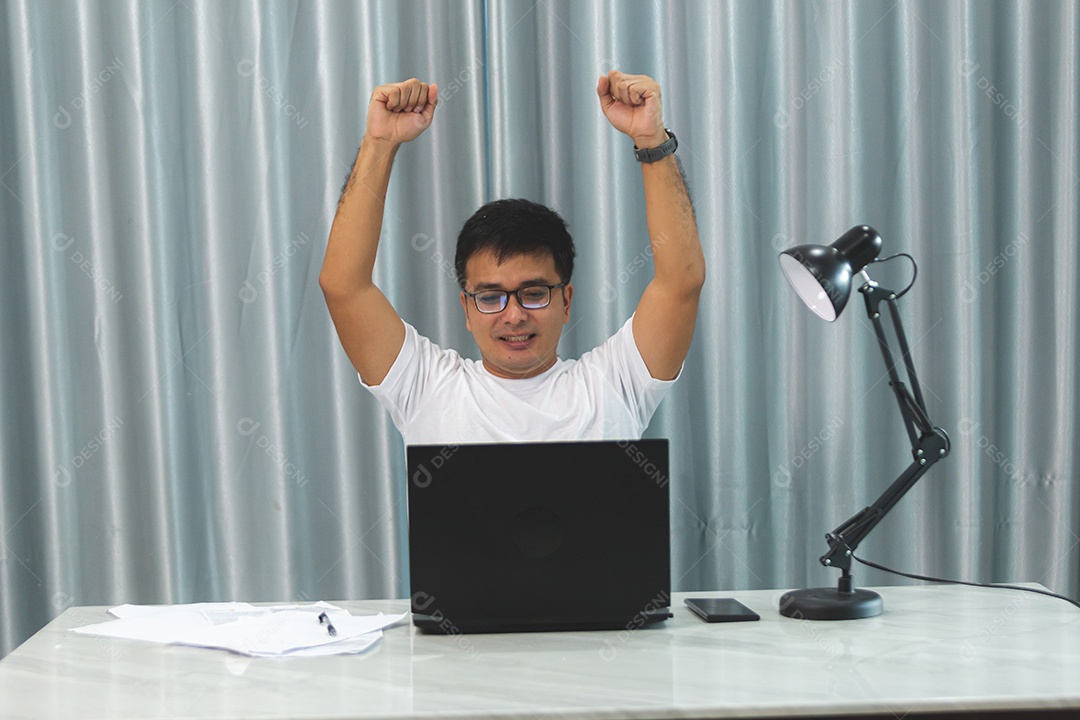 Homem jovem sobre escritório mexendo notebook