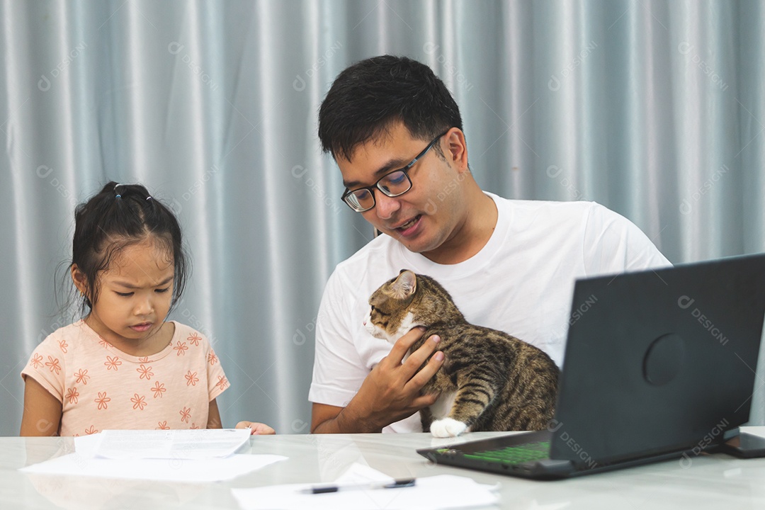 Pai e filha sobre uma mesa com seu gato de estimação