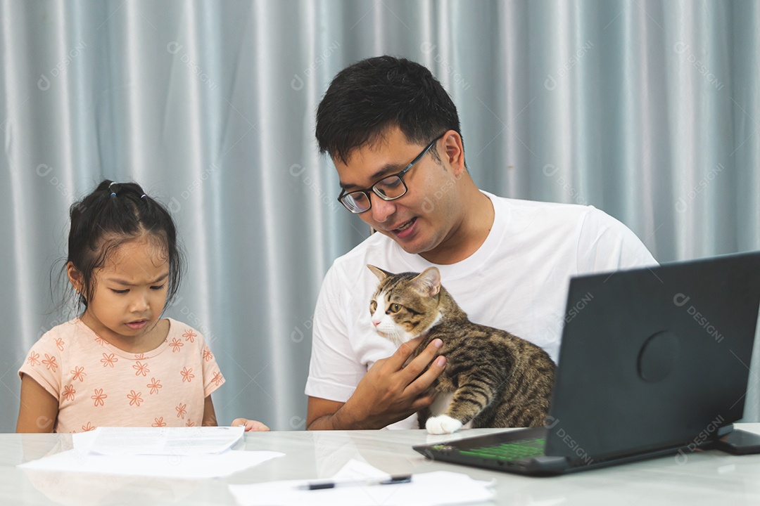 Pai e filha sobre uma mesa com seu gato de estimação