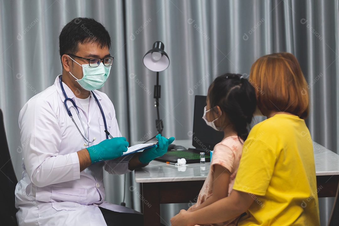 Mãe levando sua filha ao medico