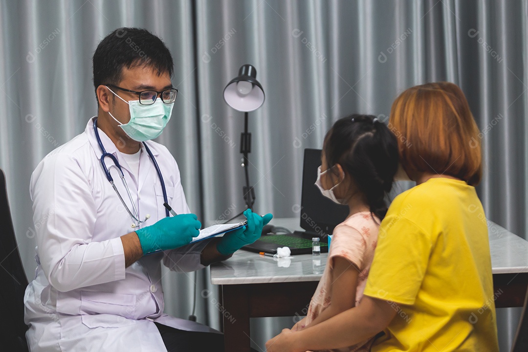 Mãe levando sua filha ao medico