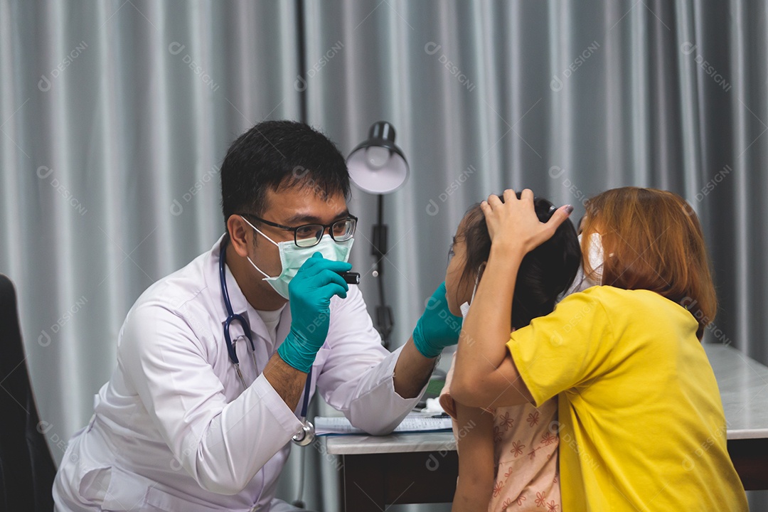 Mãe levando sua filha ao medico