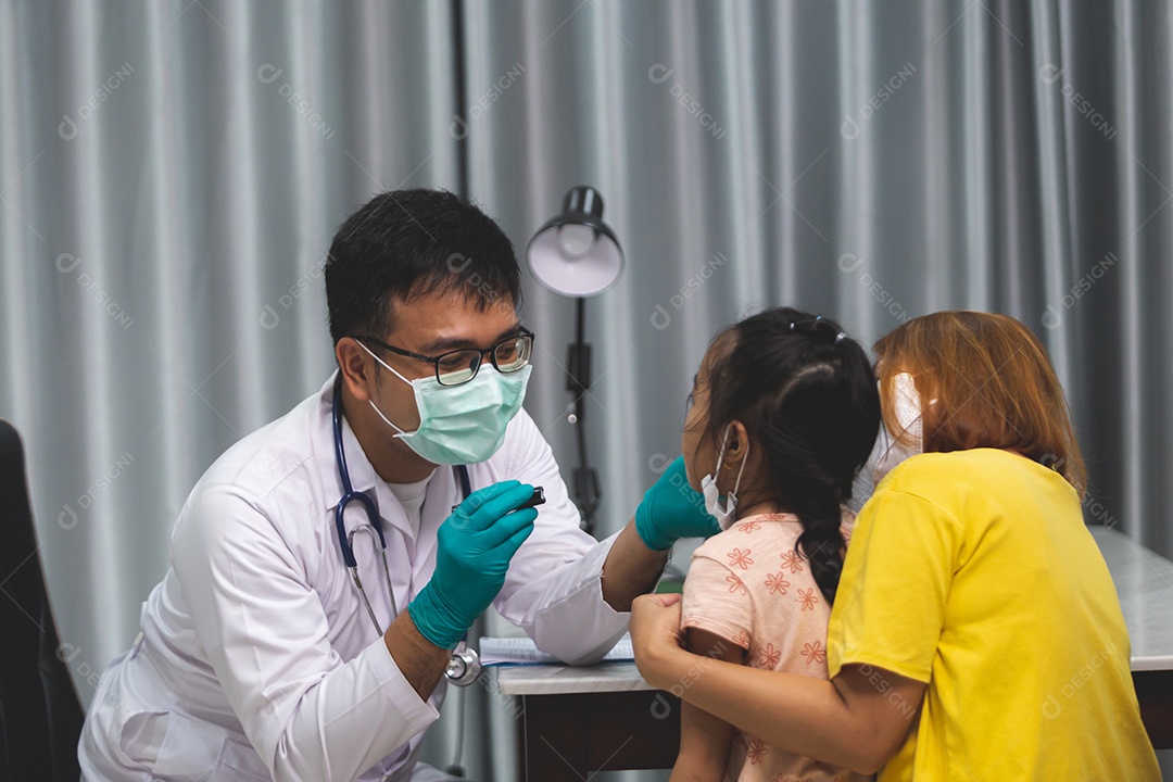 Mãe levando sua filha ao medico