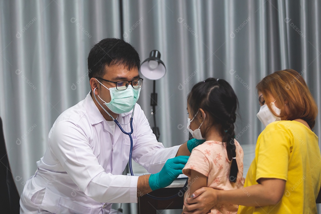 Mãe levando sua filha ao medico