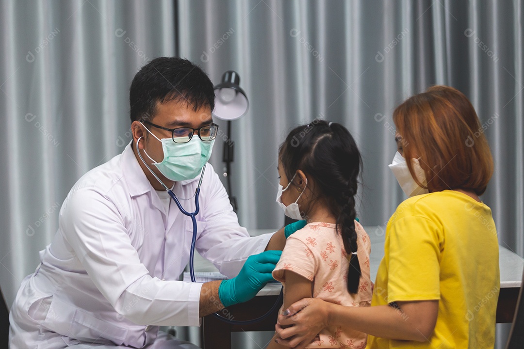 Mãe levando sua filha ao medico