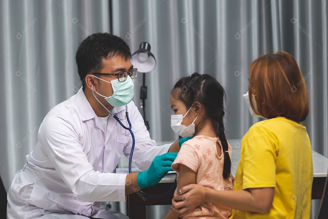 Mãe levando sua filha ao medico