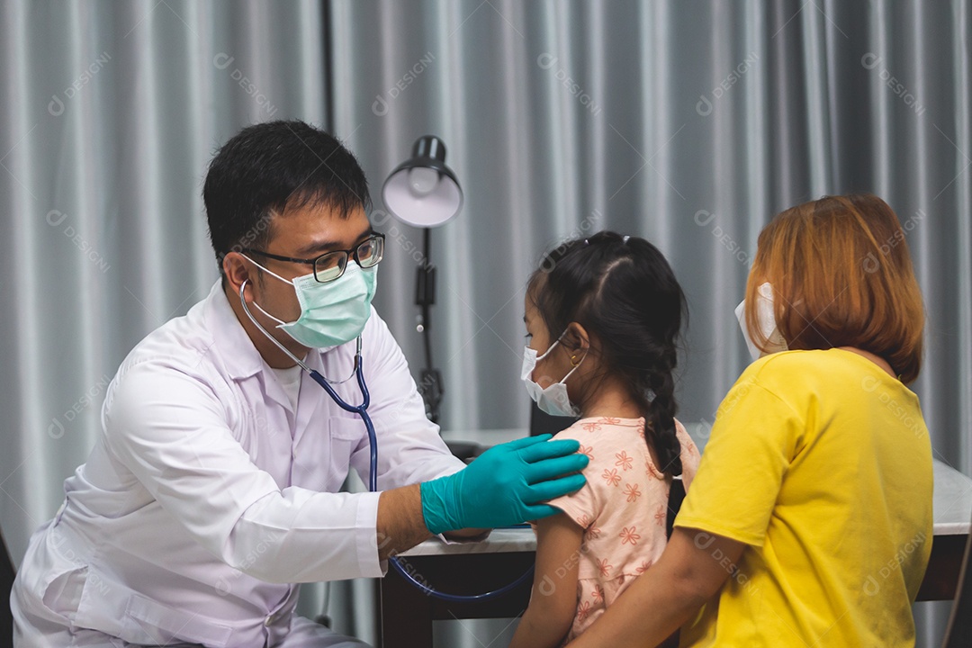 Mãe levando sua filha ao medico