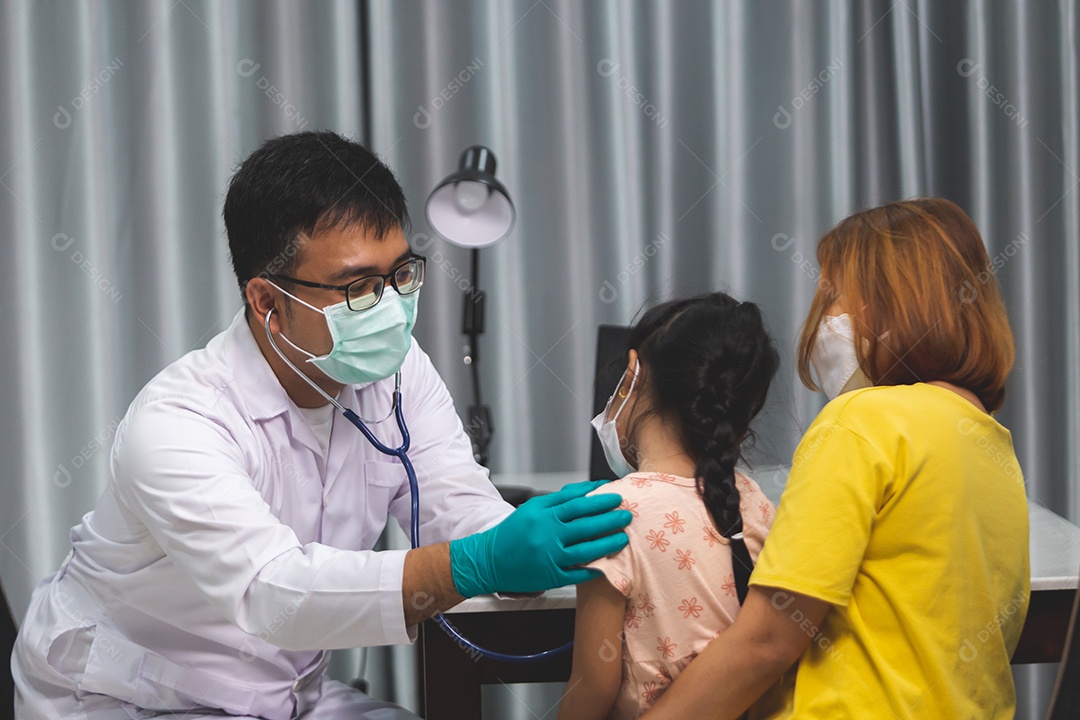 Mãe levando sua filha ao medico