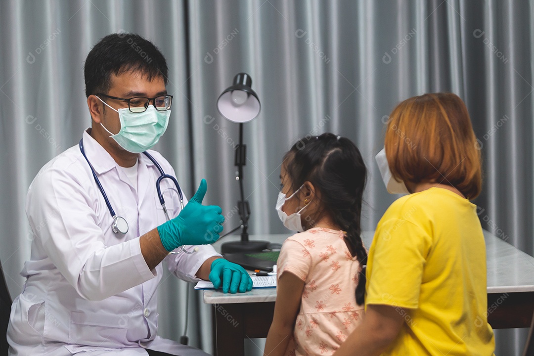 Mãe levando sua filha ao medico