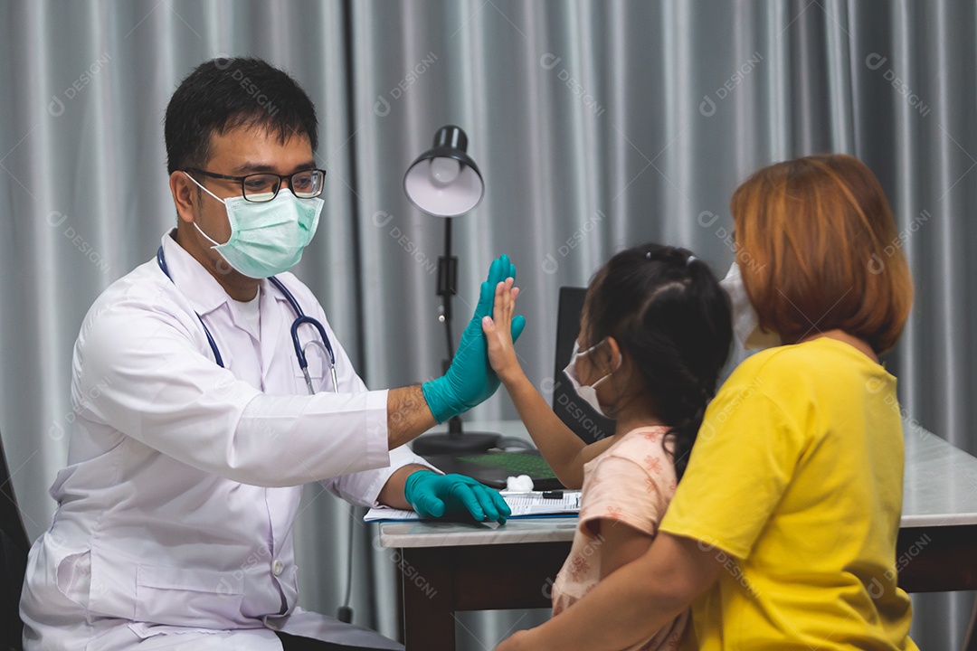 Mãe levando sua filha ao medico