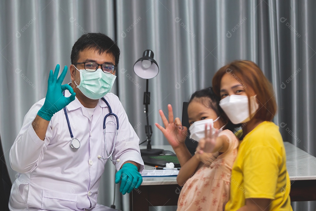 Mãe levando sua filha ao medico