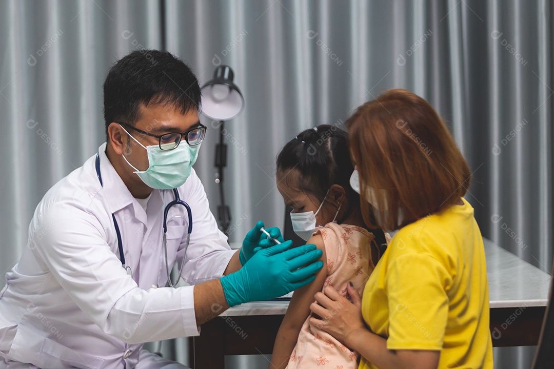 Mãe levando sua filha ao medico