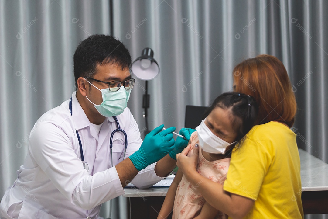 Mãe levando sua filha ao medico