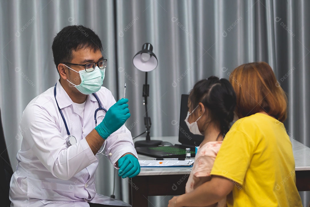 Mãe levando sua filha ao medico