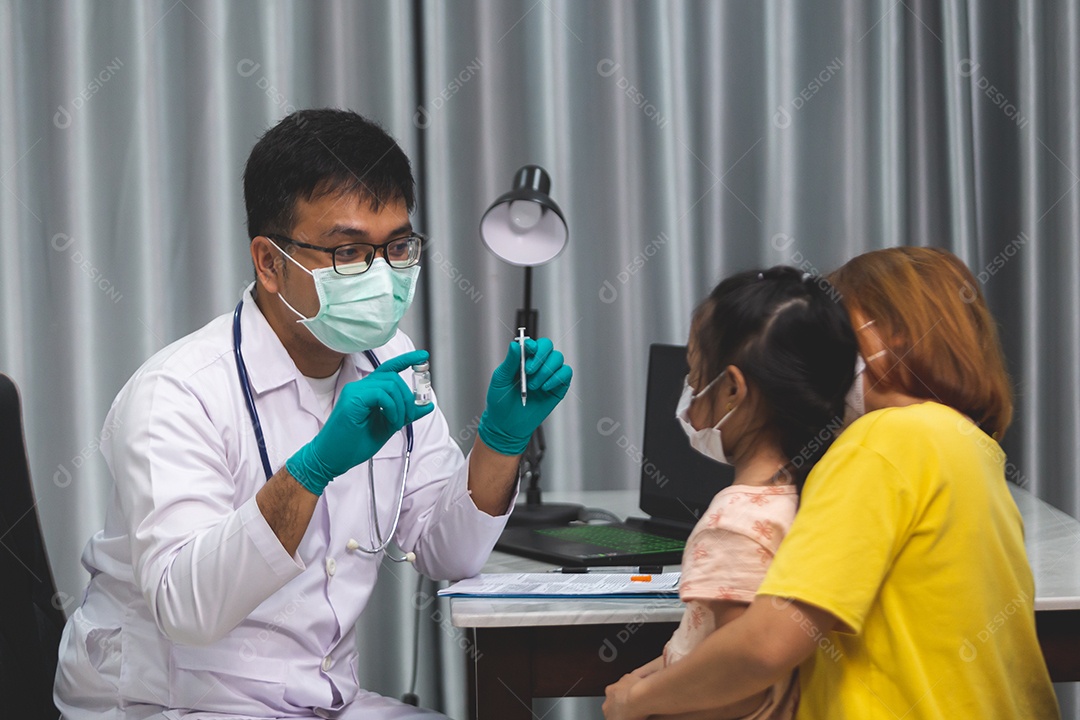 Mãe levando sua filha ao medico