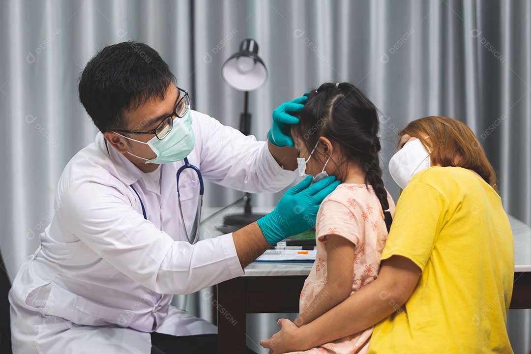 Mãe levando sua filha ao medico