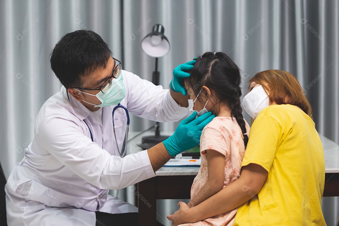 Mãe levando sua filha ao medico